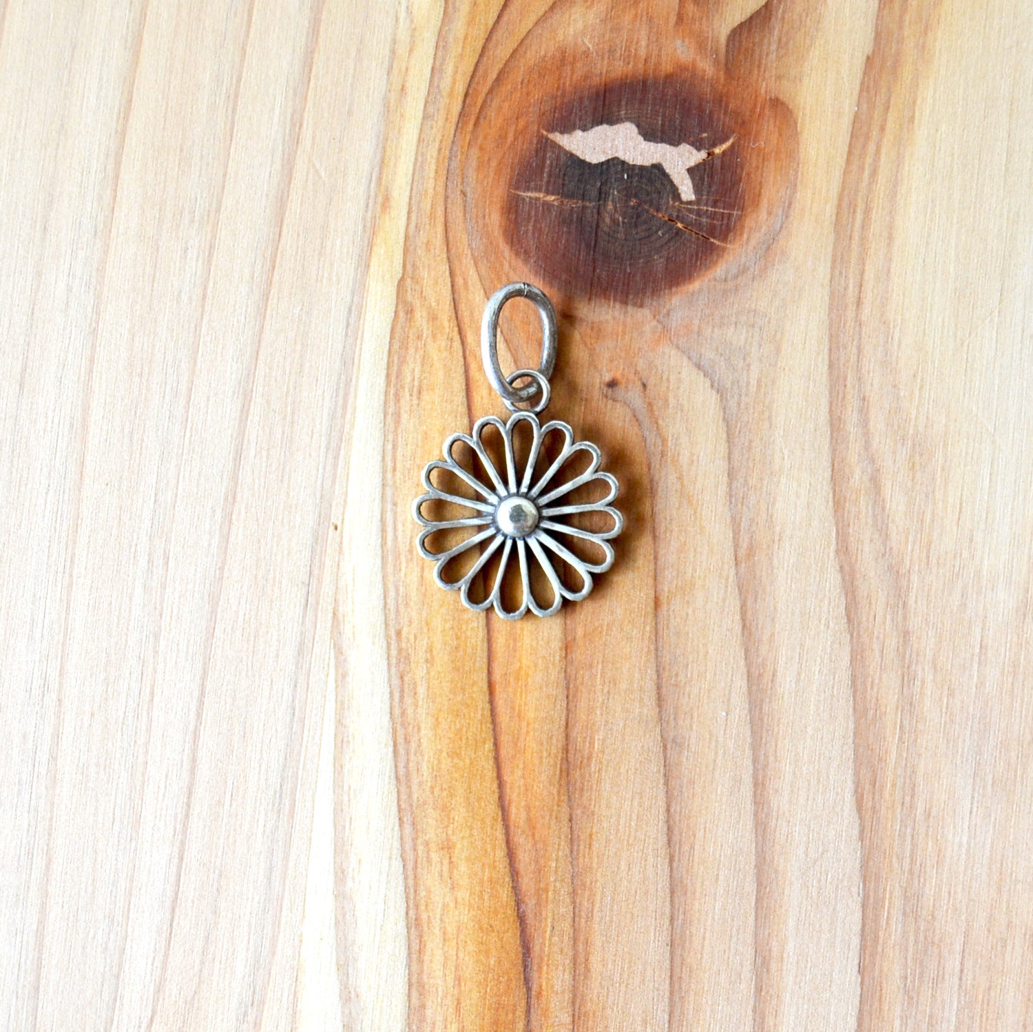 Kikumon Charm “SUKASHI” Medium 925 Silver