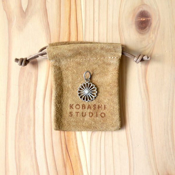 Kikumon Charm “SUKASHI” Medium 925 Silver