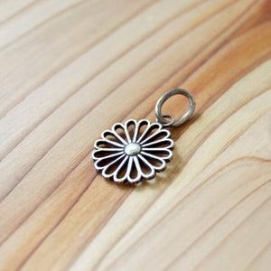 Kikumon Charm “SUKASHI” Medium 925 Silver