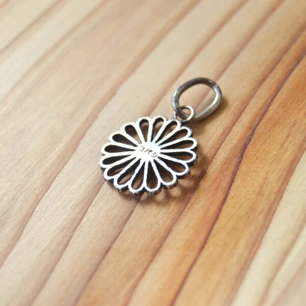 Kikumon Charm “SUKASHI” Medium 925 Silver
