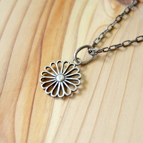 Kikumon Charm “SUKASHI” Medium 925 Silver